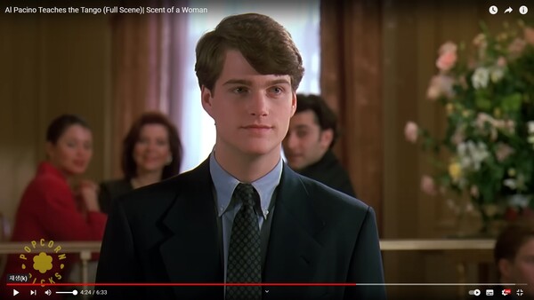 슬레이드와 도나의 춤을 구경하고 있는 찰리 /영화 화면 캡처