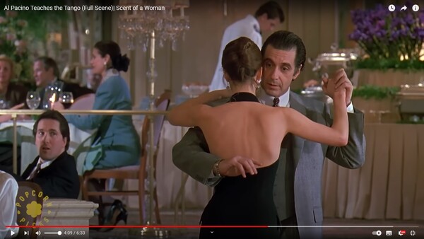 영화 '여인의 향기' 명장면 중 하나. 눈이 보이지 않아 고등학생 찰리(크리스 오도넬)를 길잡이로 데리고 뉴욕으로 온 슬레이드(알 파치노)는 한 식당에서 애인을 기다리고 있는 아름다운 여인인 도나(가브리엘 앤워)의 향기를 느끼고 다가가 탱고를 권해 함께 춘다. /영화 화면 캡처