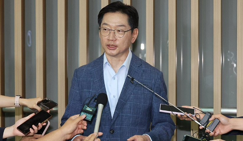 김경수 전 경남도지사가 지난 6월14일 인천공항에서 출국 전 기자들의 질문에 답하고 있다. 영국에서 유학 중인 김 전 지사는 노무현 전 대통령 추도식 참석을 위해 잠시 귀국했다. /연합뉴스