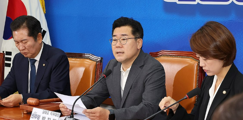 더불어민주당 박찬대 당 대표 직무대행 겸 원내대표(가운데)가 지난 9일 오전 국회에서 열린 최고위원회의에서 발언하고 있다. /연합뉴스