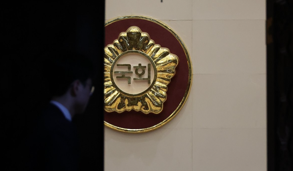 21대 국회 마지막 본회의가 끝난 28일 오후 서울 여의도 국회 관계자가 본회의장 문을 닫고 있다. /연합뉴스