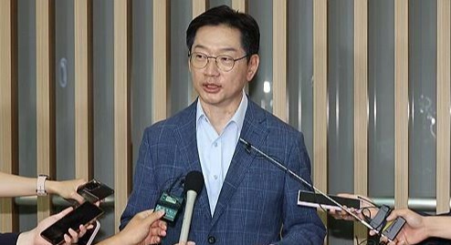 김경수 전 경남도지사가 2024년 6월 14일 인천공항에서 출국 전 기자들의 질문에 답하고 있다. 영국에서 유학 중인 김 전 지사는 노무현 전 대통령 추도식 참석을 위해 잠시 귀국했다. /연합뉴스