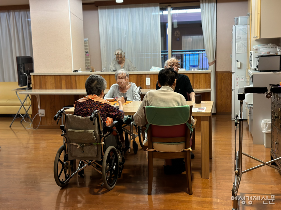 한 요양원에 입소한 어르신들이 식사를 하고 있다. /김현우 기자