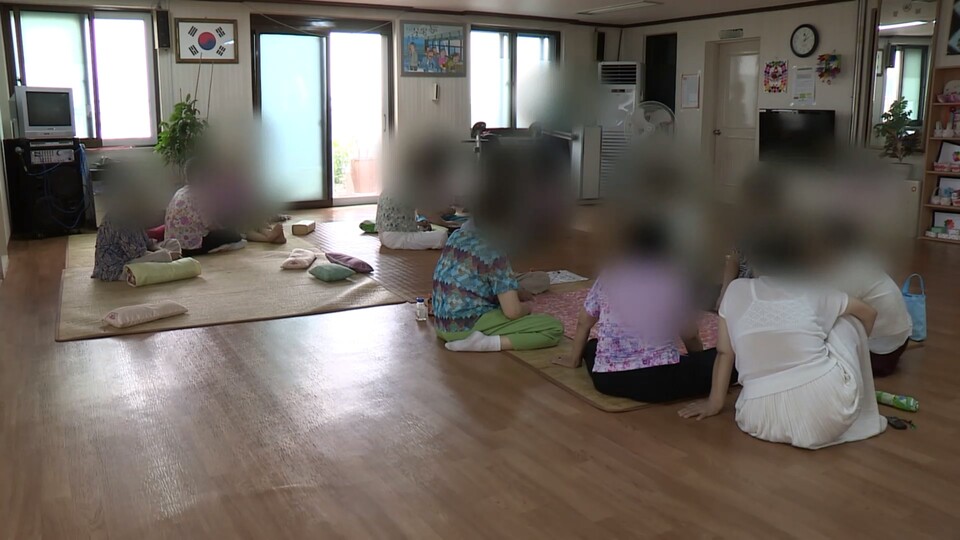 이웅혁 건국대 경찰학과 교수는 "취업사기범은 노인의 외로움과 같은 정서적 고립을 활용해 접근하고 신뢰를 얻으려 한다. 노인이 금융 시스템에 익숙하지 않은 점을 노린다"고 지적했다 /연합뉴스