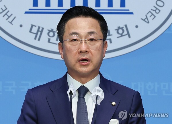 더불어민주당 박성준 대변인이 4월 14일 국회 소통관에서 채 상병 특검법 관련 브리핑을 하고 있다. /연합뉴스