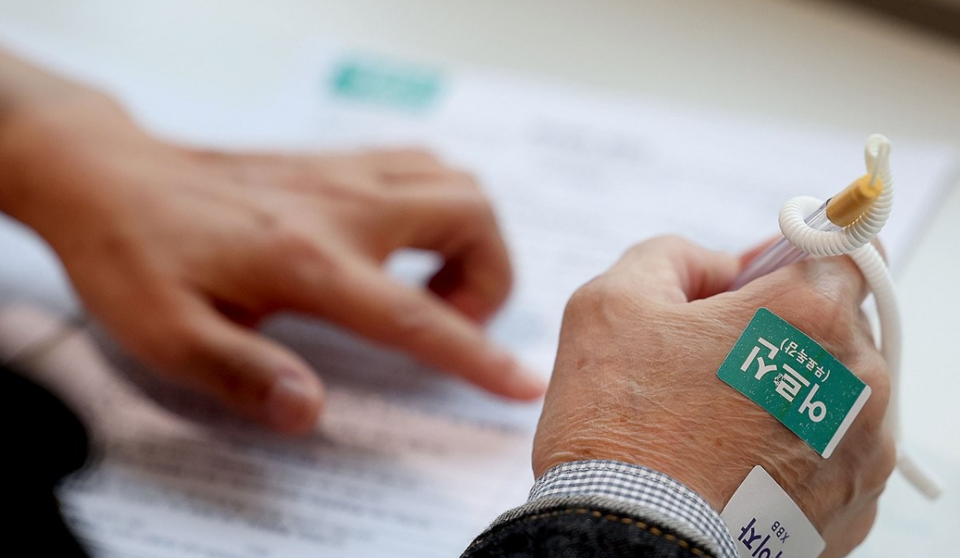 질병관리청은 2024∼2025절기 코로나19 접종에 활용할 65세 이상 등 고위험군 대상 코로나19 신규 변이(JN.1) 백신 총 755만회분(mRNA 723만 회분·합성항원 32만 회분)을 확보했다고 지난달 5일 밝혔다. /연합뉴스