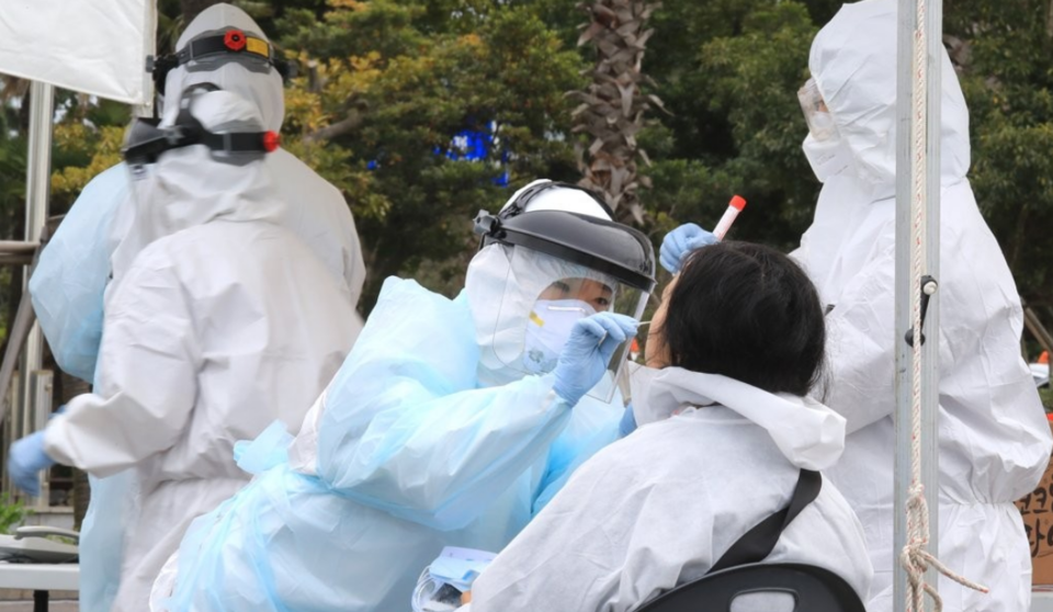 그간 코로나19 발생 현황을 보면 고령·임산부·기저질환자 등 고위험군의 경우 코로나 확산이 치명적일 수 있다. 의정 갈등으로 인한 의료 공백과 치료제 공급 부족 등으로 확산세를 우려하는 반응이 존재한다. /연합뉴스