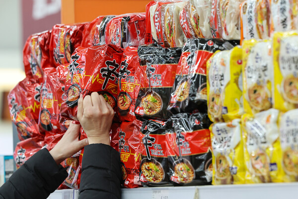 14일 농심, 오뚜기, 삼양식품 등 주요 라면 제조업체 3사가 올해 2분기 실적을 발표했다. /연합뉴스