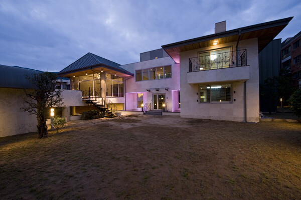 필자가 단독주택 작품으로 꼽는 부산 초읍동 소재 이입재, 2010년 부산다운건축상 수상작이지만 모양새보다 쓰임새에서 부족한 곳이 없도록 꼼꼼하게 챙겨 설계되었다. /사진=김정관