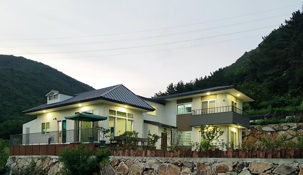 필자 설계 경남 양산 소재 단독주택 심한재, 우리 단독주택의 뿌리라고 할 수 있는 한옥의 얼개를 바탕으로 삼아 설계가 이루어졌다. 거실채에 있는 다락은 넉넉한 수납공간으로 쓰고, 침실채의 일층은 주인 영역, 이층은 손님 영역으로 사위와 며느리가 와도 편안하게 지낼 수 있다. /사진=김정관