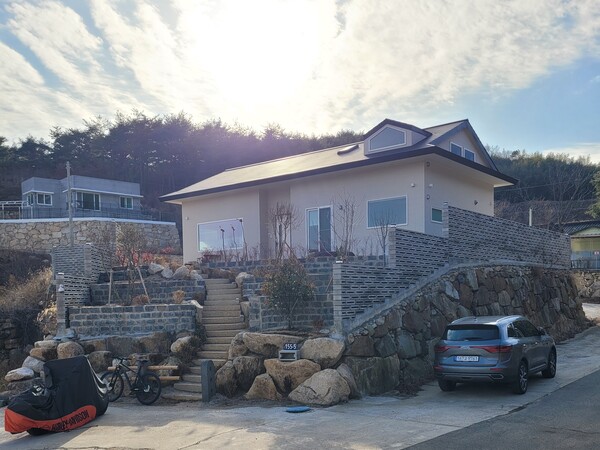 필자 설계 단독주택 경남 양산 소재 지산심한, 작은 집이지만 경사 지붕 아래 다락 공간은 손님방과 넉넉한 수납공간으로 쓰면서 이보다 더 크게 지을 필요가 없다고 한다. /사진=김정관