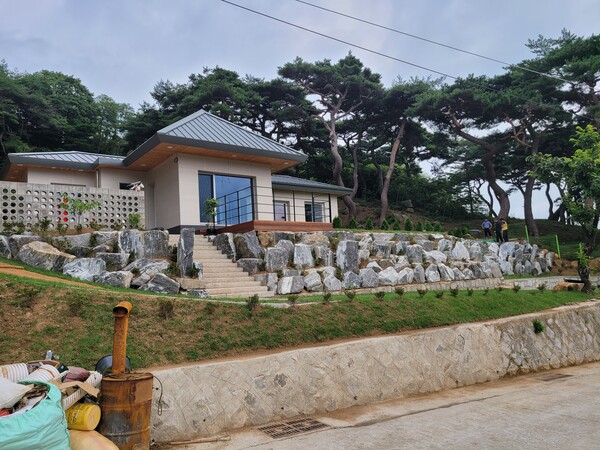 필자 설계 단독주택 경남 양산 소재 석경수헌. 서른 평으로 지은 집이지만 손님 영역이 외부 공간까지 별도로 구분되어 있다. 주방 상부에 넉넉한 수납공간이 갖추어져 있어 행복이 넘쳐나는 집이라 할 만하다. /사진=김정관