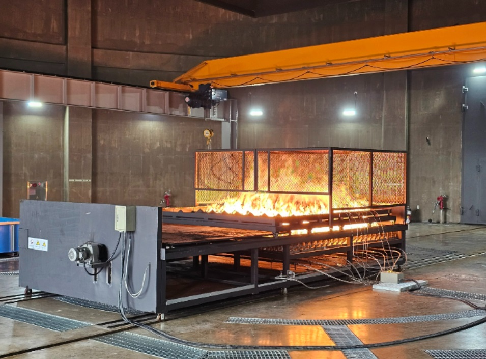 친환경 자동차·부품 인증센터 화재 시험 챔버. 최고 1100℃의 불길에 전기차 배터리를 노출해 연소 후 3시간 동안 화재가 없어야 센터에서 인정하는 안전성 기준을 충족한다. /한국자동차기자협회