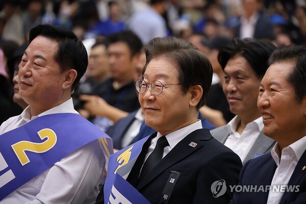 11일 대전 서구 배재대 스포렉스홀에서 열린 더불어민주당 당 대표·최고위원 후보자 합동연설회에 참석한 이재명 당 대표 후보가 웃고 있다. /연합뉴스