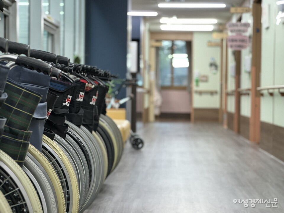 국내 한 요양시설에 마련된 입소자용 휠체어 /김현우 기자