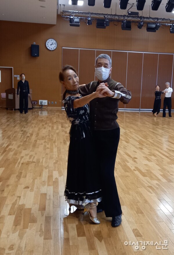 그는 80대 고령에도 댄스를 가장 중요한 취미로 유지하고 있다. /사진 제공=시오야