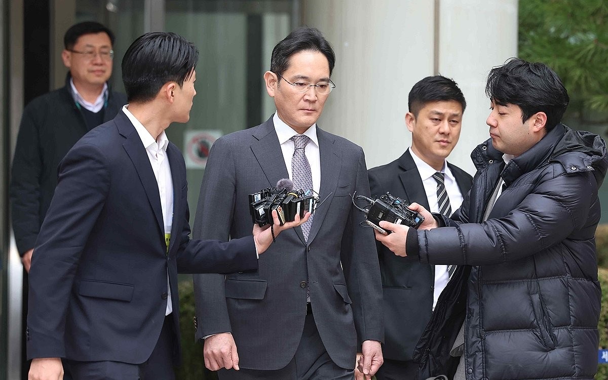 이재용 삼성전자 회장이 지난 2월 5일 서울 서초구 서울중앙지방법원에서 열린 삼성그룹 경영권 승계 관련 부당합병·회계부정 혐의 1심 선고 공판에서 무죄 판결을 받은 뒤 청사를 나서고 있다. /연합뉴스