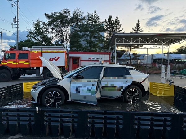 18일 오후 5시 28분께 경북 안동시 용상동 한 주택가에 주차된 전기차 택시에서 연기가 나온다는 신고가 접수됐다. 출동한 화재 진압 대원들은 해당 전기차를 전용 수조에 담가 2시간여 만에 안전조치를 마쳤다. /연합뉴스