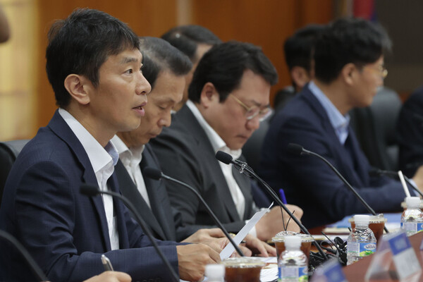 이복현 금융감독원장이 지난 8일 오전 서울 여의도 금융투자협회에서 열린 '금융감독원장-자산운용사 CEO 간담회'에 참석해 블루오션의 주간 주식 체결 취소 통보와 관련해 언급했다. /연합뉴스 