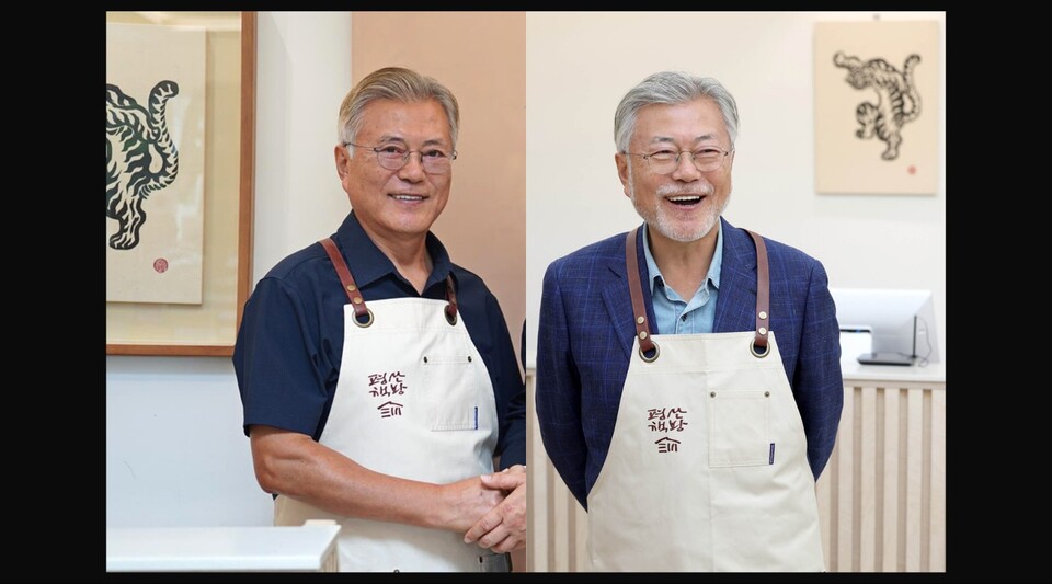 문재인 전 대통령의 눈이 갑자기 커졌다. /연합뉴스