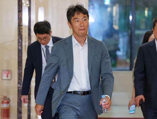 이복현 금융감독원장이 손태승 전 우리금융지주 회장 친인척 부당대출 의혹과 관련해 금감원 각 부서에 엄정한 잣대로 감독할 것을 요청했다. /연합뉴스