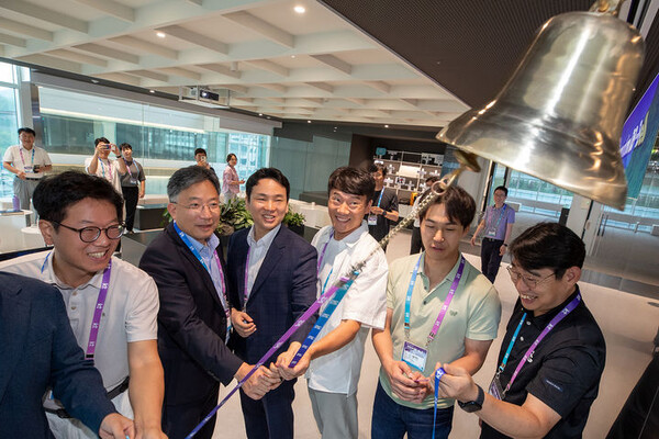 (왼쪽부터) 배철기 KT 오픈이노베이션 담당(상무), 이원준 KT 구매실장 /KT