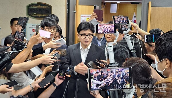 국민의힘 한동훈 대표가 21일 국회 의원회관에서 열린 '형법 제98조 개정 입법토론회'에 참석한 뒤 나와 취재진의 질문에 답하고 있다. /이상무 기자