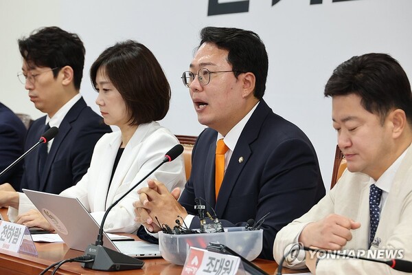 개혁신당 천하람 원내대표가 (왼쪽 세번째)가 6월 7일 오전 국회에서 열린 최고위원회의에서 발언하고 있다. /연합뉴스
