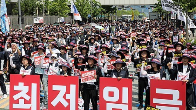 한국노총 조합원들이 최저임금위원회 제8차 전원회의가 열리는 지난 7월 4일 오후 정부세종청사 고용노동부 앞에서 집회를 열고 최저임금 인상을 촉구하고 있다. /연합뉴스