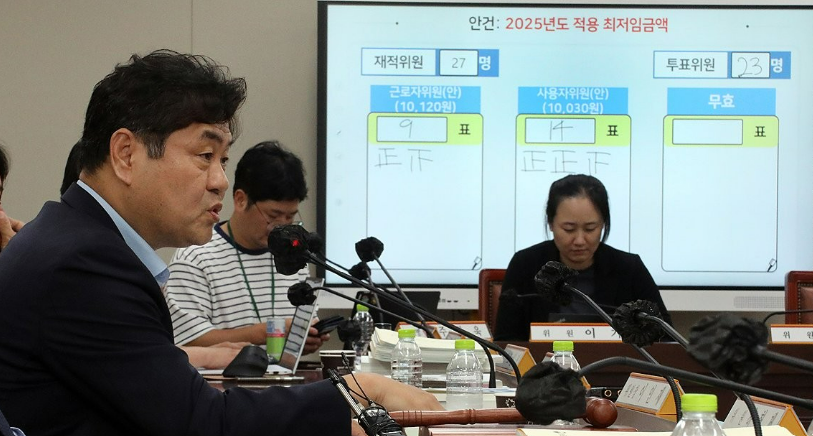 이인재 최저임금위원장이 지난 7월 12일 새벽 정부세종청사에서 열린 제11차 전원회의가 끝난 뒤 기자들의 질문에 답하고 있다. /연합뉴스