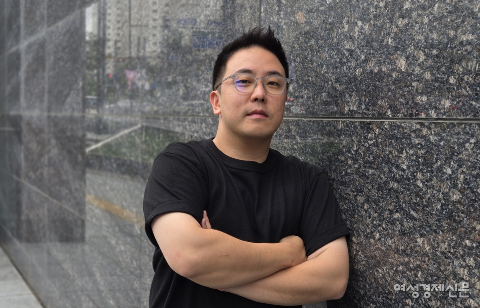 약 70만 구독자를 보유한 유튜브 채널 모트라인의 윤성로 대표. 최근 논란인 '급발진' 이슈에 "괜한 공포감은 금물"이라고 자신있게 말했다. 22일 여성경제신문이 판교에 위치한 현대백화점 판교점에서 윤 대표를 만나 이야기를 나눴다. /김현우 기자