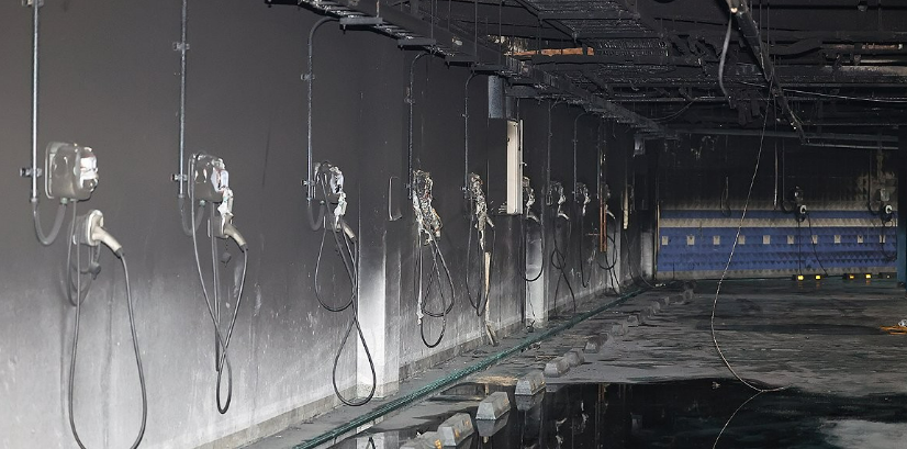 화재로 전기차 충전기가 녹아 내렸다. 인천 전기차 화재 사건 이후 국회는 배터리 화재 진압용 소화기 26대를 설치했다. /연합뉴스