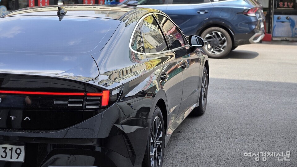 23일 서울 용산구에 위치한 여성경제신문 본사 앞에서 만난 현대자동차의 소나타 디엣지 2.0 가솔린 모델. 후면에 현대자동차의 영어 앞 알파벳 'H'를 형상화한 후면 램프가 눈에 띈다. /김현우 기자