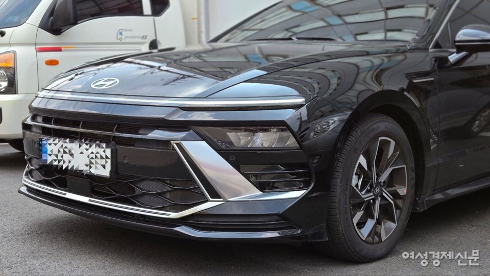 일자형 헤드램프가 세련미를 더했다. 특히 검은색의 색상이 고급스러움을 더해 세단으로서의 부드러움 그리고 고급감을 운전자에게 느낄 수 있게 한다. /김현우 기자