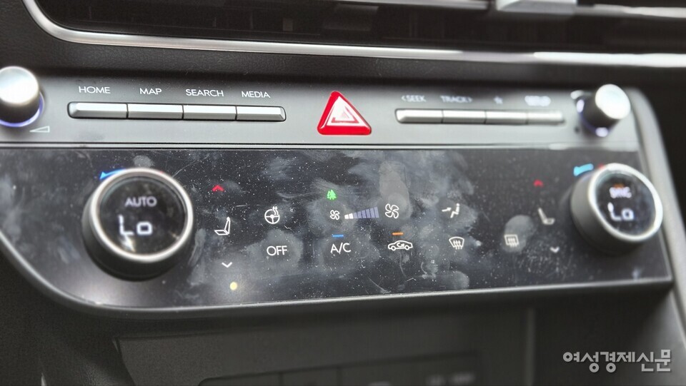 터치식 에어컨 공조기 버튼은 물리 버튼에 익숙해진 시니어 운전자에게 불편한 요소가 될 수 있다. 지문이 잘 묻는다는 점도 단점으로 작용할 수 있다. /김현우 기자