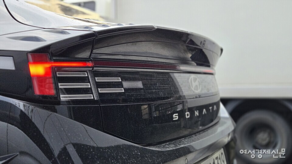 후면부에 위치한 시그널라이트(방향지시등). 여러 층으로 LED로 구성된 점이 눈에 띈다. 다만 옵션이 들어가 있지 않은 하위 트림의 경우 일반 전구 형식의 램프가 들어간다. /김현우 기자