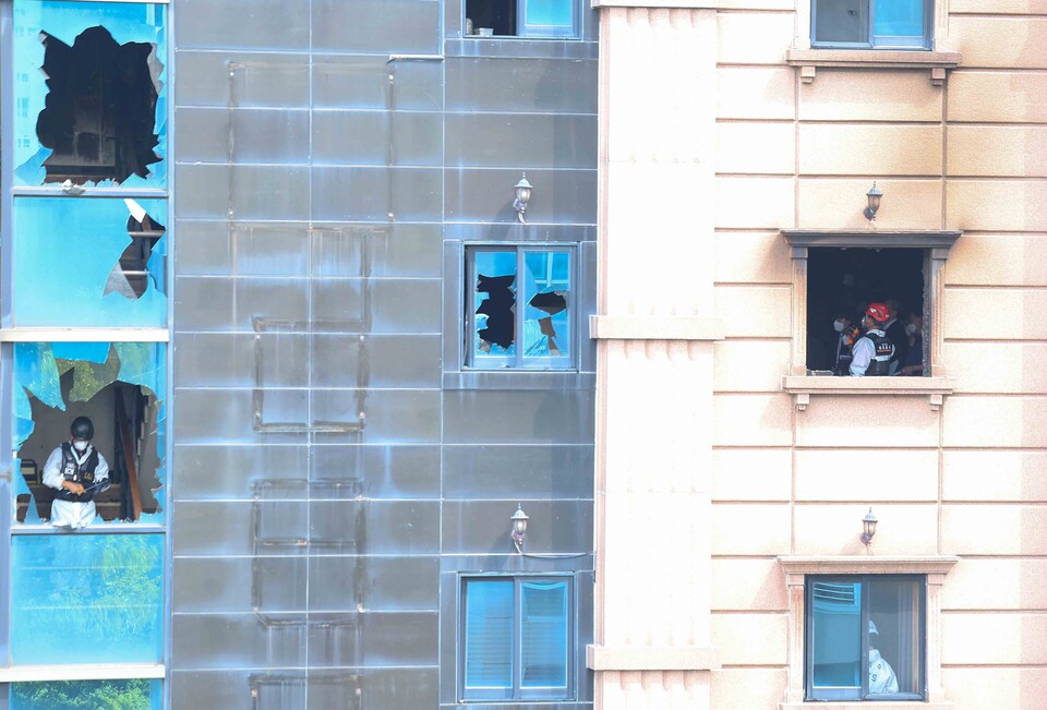 23일 오전 전날 화재가 발생한 경기도 부천시의 한 호텔에서 경찰 및 소방 관계자 등이 합동 감식을 벌이고 있다. /연합뉴스