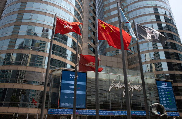 홍콩H지수가 이달 말 기준 6000선 부근까지 내려갈 경우 손실액이 최대 270억대를 넘어설 것으로 예상된다. 업계에선 손실분기점을 6500으로 바라보고 있다. /EPA=연합뉴스 