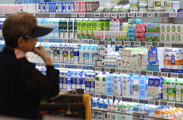 국내 65세 이상 인구가 20%에 달하는 초고령화 사회 진입을 대비하기 위해 각 식품사들은 노령 인구를 위한 건강기능식품 및 성인식 개발에 나서는가 하면 MZ세대와 중장년층을 타깃으로 한 제품을 앞세워 내수 소비 진작 나섰다. /연합뉴스