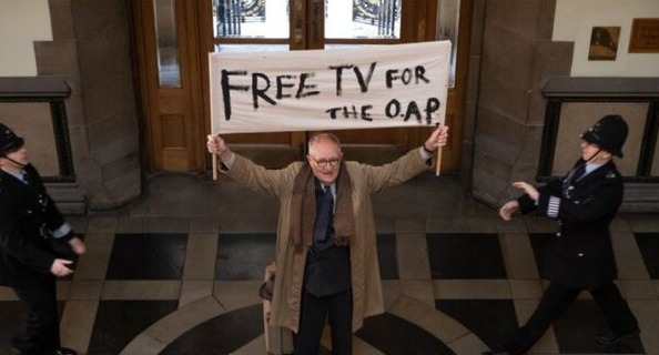 TV 수신료를 무료로 하자는 시위를 벌였으나 반응이 없다. /영화 화면 캡처