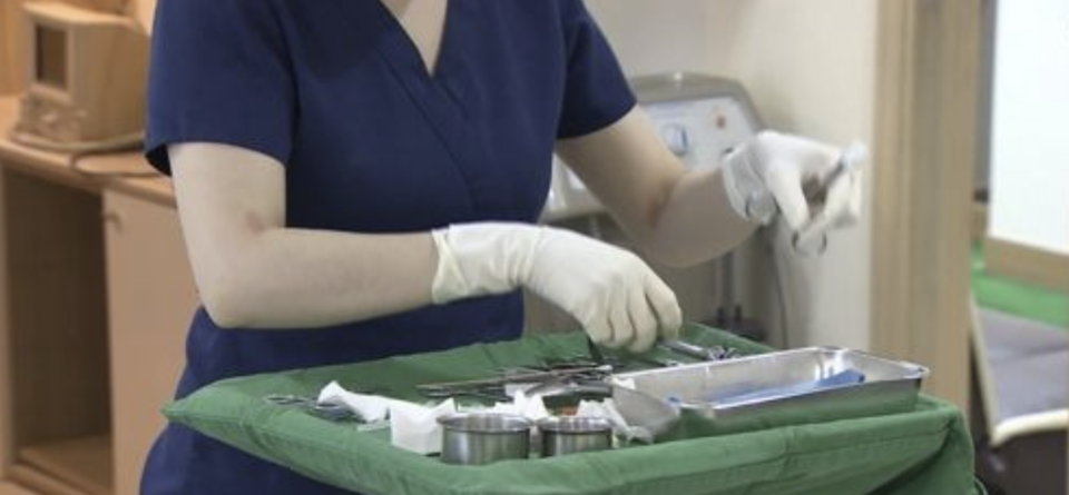 의료 도구를 정리하고 있는 간호사 /연합뉴스