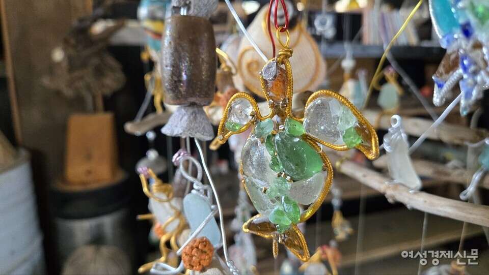 "인생과 인생이 모여 추억을 만든다. 누군가에겐 단순한 '바다 쓰레기'일지라도 나에겐 영롱한 보석이다. 시간이 모여 만든 추억으로 작품을 만들어 다시 누군가에게 추억을 선물하고 싶다." 한익종 작가가 '비치코밍'을 통해 만든 작품들 /김현우 기자