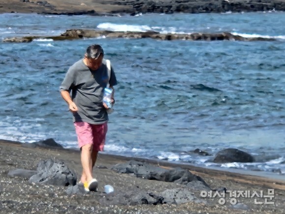 비치코밍하고 있는 한익종 작가 /한익종