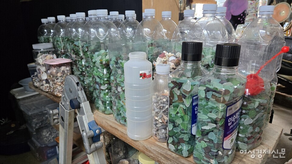 한익종 작가가 비치코밍 한 유리 조각들 /김현우 기자