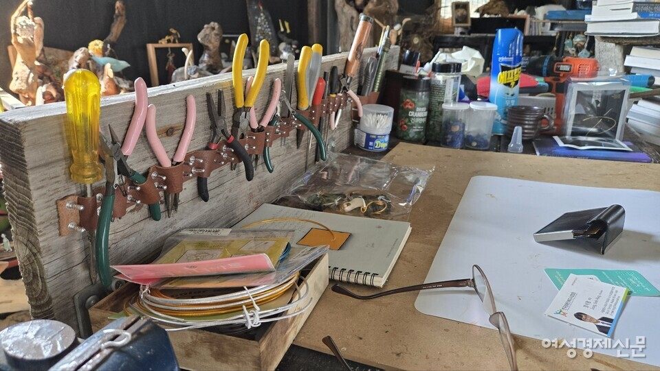 한 작가의 작업실에 있는 작업대. 이곳에서 1000개가 넘는 작품을 만들었다고 한 작가는 전했다. /김현우 기자