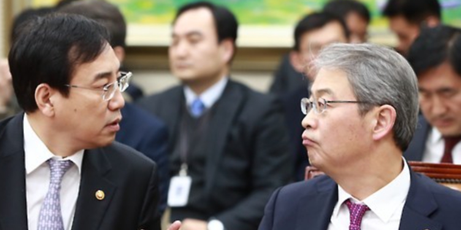 금융위원장이던 임종룡 우리금융 회장(오른쪽)과 국무조정실장이던 이석준 NH농협금융 회장(왼쪽)이 2017년 2월24일 국회 정무위원회에 출석해 대화를 나누고 있다. /연합뉴스