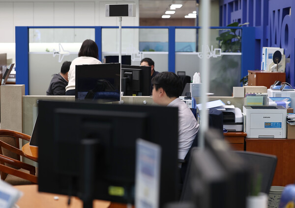 지난 6년간 폐쇄된 국내 은행 지점 수가 1300개에 달하는 것으로 나타난 가운데 비대면에 상대적으로 취약한 시니어 계층의 금융 접근성을 높여야 한다는 지적이 나온다. /연합뉴스