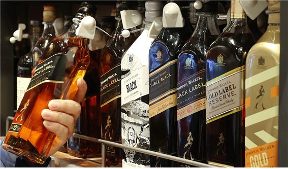 골든블루, 디아지오코리아 등 국내 주요 위스키 업체들이 실적이 악화하자 인력 감축에 나서는 등 몸집 줄이기에 돌입했다. /연합뉴스