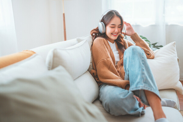 음악은 ‘지금 여기 내 눈 앞’만 보이는 시간을 양 옆으로, 앞뒤로 확장시킨다. 그게 음악이 가진 힘이다. /게티이미지뱅크