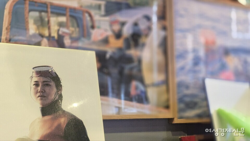 해녀 일을 병행하며 미술을 전공하고 있는 이유정 씨. 그녀가 운영하는 해녀고기에서 작품을 엿볼 수 있었다. /김현우 기자